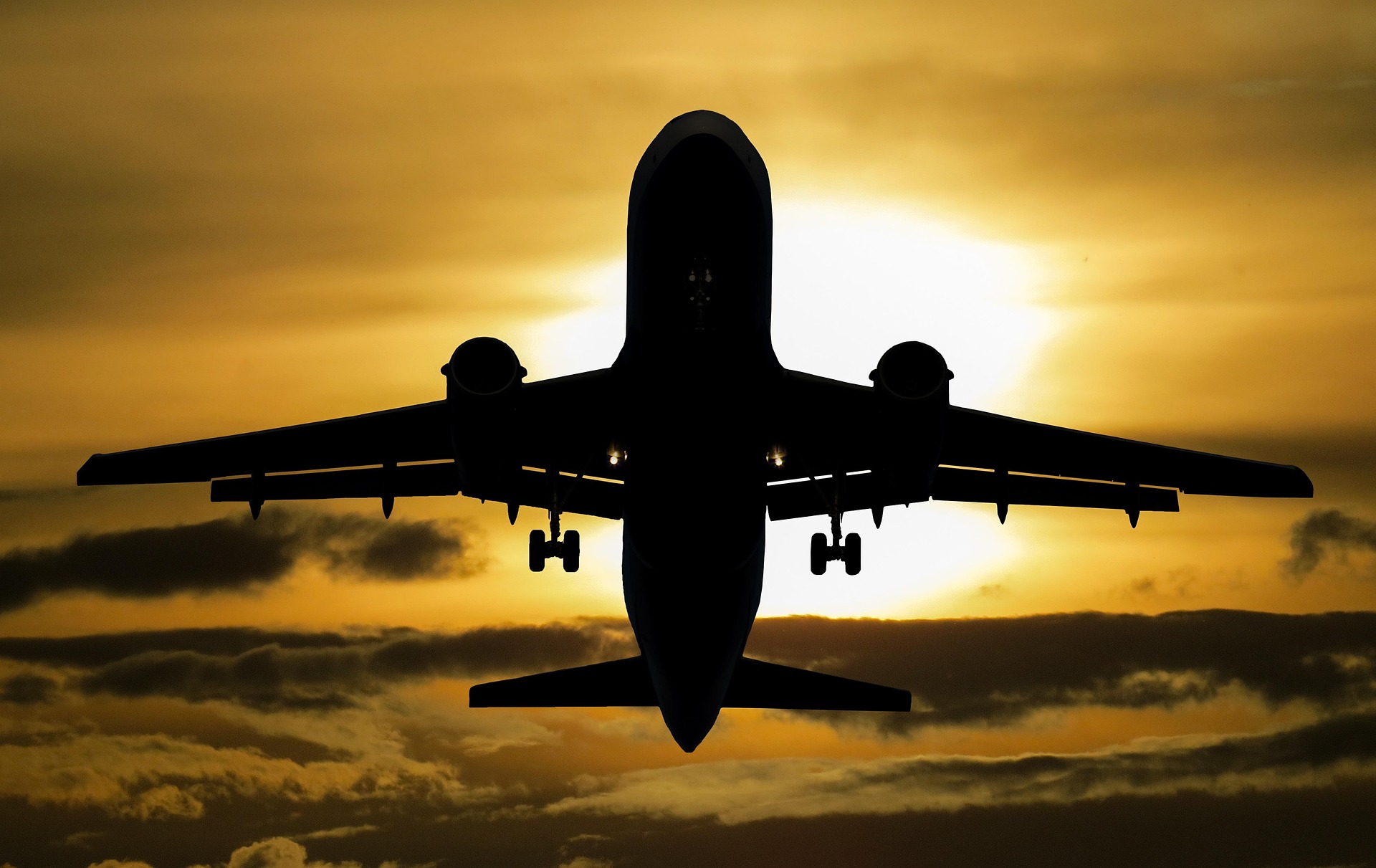 Flugzeug im Sonnenuntergang